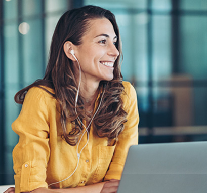 Kobieta pracująca przy laptopie